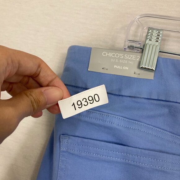 NWT Chico’s Pull-On Capri Pants Blue Size 14 Stretch Cotton Blend Casual - Picture 9 of 9